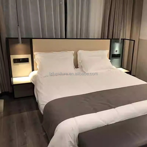 Ensembles de meubles de chambre d'hôtel économiques : cadre de lit moderne en bois avec tête de lit, chaise de bureau et tables de chevet pour hôtels 3 étoiles - Product Image 1