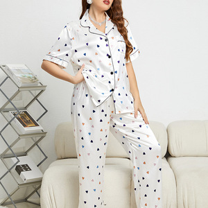 Ensemble de pyjamas en <span class=keywords><strong>satin</strong></span> pour femme, vêtements de nuit, vêtements de <span class=keywords><strong>grande</strong></span> <span class=keywords><strong>taille</strong></span> en soie, boutons imprimés en forme de cœur, haut et pantalon de détente - Product Image 3