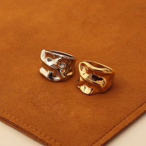 Europese Amerikaanse Stijl 18K Vergulde Niet-Vervagende Titanium Stalen <span class=keywords><strong>Ring</strong></span> Voor Vrouwen-Concave-Convexe Gehamerde Textuur Modieus - Product Image 1