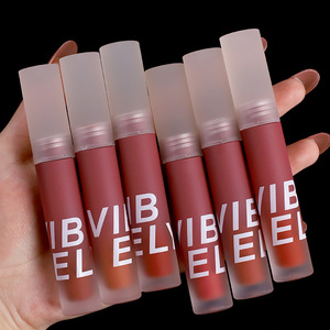 ลิปสติกเนื้อแมทแบบน้ำสีแดงขนาดเล็ก กันน้ำ ติดทนนาน สำหรับวีแกน ขายส่ง รับผลิตแบรนด์ส่วนตัว (OEM)  พร้อมหลอดลิปกลอสแบบกำหนดเอง - Product Image 1