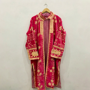 Chaqueta Larga de Terciopelo Rosa de la Colección Premium de Diseñador, Abrigo Tipo Shrug para Mujer, Chaqueta Abierta Hecha a Mano con Diseño Étnico Fusionado - Product Image 1