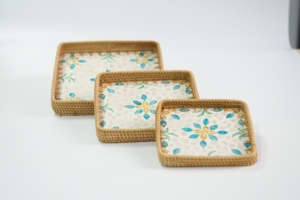 Vassoio in Rattan tessuto a mano con una costruzione leggera che lo rende facile da trasportare fornendo un fascino rustico - Product Image 4