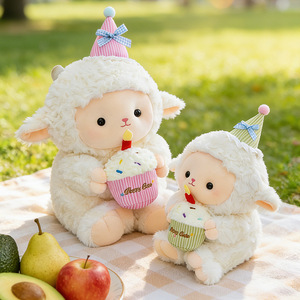 Jouets personnalisés très demandés, haute qualité, multi-tailles, forme 3D tendance, <span class=keywords><strong>agneau</strong></span> blanc avec chapeau de fête, animal en peluche - Product Image 3