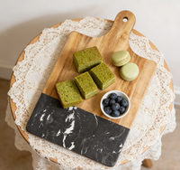 Plateau de service moderne de luxe en marbre noir et bois d'acacia, planche à découper écologique, décoration de fête et de maison, cadeau, set de table