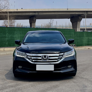 Sedán <span class=keywords><strong>2014</strong></span> de <span class=keywords><strong>Segunda</strong></span> <span class=keywords><strong>Mano</strong></span>, 4 Puertas, 5 Plazas, Transmisión Automática, Asientos de Cuero, Neumáticos R19, Volante a la Izquierda, Color Oscuro, Cámara Trasera de 360° - Product Image 1