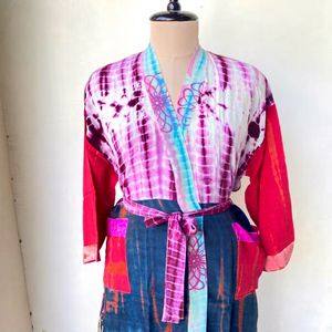 Bata Larga con Cuello en V y Estampado Tie Dye para Mujer, Manga Larga, Informal, para Verano, Tejido Suave, Estilo Kimono con Patrones en Rosa, Azul y Rojo - Product Image 1