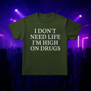 T-shirt 'Non ho bisogno della vita, sono drogato' - Maglietta divertente con meme, sarcasmica, ironica, abbigliamento rave - Product Image 3