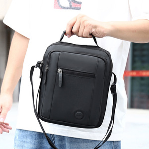 Nouveau sac bandoulière multifonctionnel pour homme, léger, fermeture à glissière, logo en relief, utilisation quotidienne toutes saisons - Product Image 1
