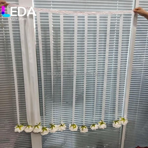 Cortinas de techo lisas personalizadas LEDA con cinta de flores artificiales y cuentas para decoración de techos de boda, empaquetadas en cajas. - Product Image 6
