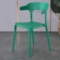 Fabricant de chaises pp bon marché de conception de restaurant en usine Tables et chaises de café en plastique de couleur empilées pour l'extérieur