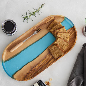 Bandeja de servicio de madera de olivo y resina con forma de pasarela hecha a mano al por mayor de casa natural para aperitivos, café, té, bebida - Product Image 1