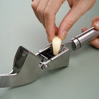 Handmatige knoflookpers van roestvrij staal met verlengde handgreep, keukenhulp voor het crushen, malen en persen van knoflook voor thuisgebruik.