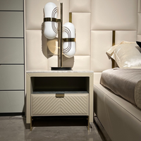 Ensemble de meubles de chambre à coucher de luxe au design italien, chambre à coucher en cuir moderne avec tête de lit allongée
