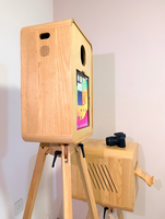 Photomaton vintage en chêne avec écran tactile pour événements et célébrations