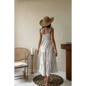 เดรสลายทางสีเบจแบบขายส่ง ทรงเปิดไหล่ เอวสม็อค ทรงเอไลน์ ผ้าทอระบายอากาศได้ดี สไตล์ลำลอง - Product Image 1