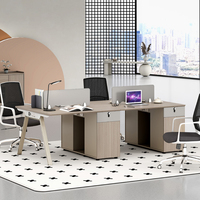 Poste de travail modulaire pour 4 personnes avec armoire de rangement, pieds en métal en forme de A, multiprise et écran de confidentialité pour équipe