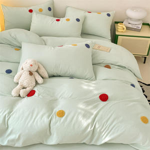 漫画タオル刺繍ソフト羽毛布団とベッドシーツマイクロファイバーベッドシーツセットと寝室用枕カバーセット - Product Image 1