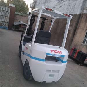 Montacargas TCM Usado FD30 de 3 Toneladas, Diésel, Mástil de Dos Etapas, Operación Asentada, Desplazador Lateral Hidráulico, Neumáticos Sólidos, Alta Eficiencia, Bajo Consumo - Product Image 2