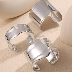 Brazalete Abierto Moderno Cleopatra, Elegante Brazalete Egipcio de Oro de 18K con PVD, Brazalete <span class=keywords><strong>Extra</strong></span> Grande con Textura Geométrica e Irregular - Product Image 4
