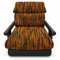 Fauteuil individuel moderne de luxe en tissu avec structure en bois massif et accoudoirs en bois de frêne véritable, idéal pour salon, hôtel, villa ou projet de lounge.