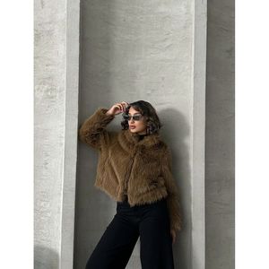 Abrigo de Invierno para Mujer TOPSHOW, 100% Algodón con Ribete de Piel Sintética Marrón - Ropa Exterior Cálida y Elegante para Pedidos al por Mayor - Product Image 4