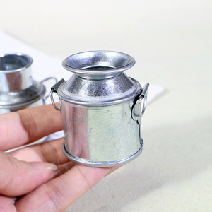 Venta al por mayor de accesorios para casa de muñecas: Miniatura retro de aleación simulada, pequeña olla de hierro para leche y cubo de leche - Product Image 6