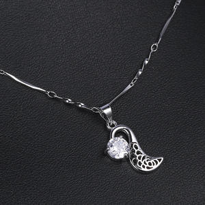 Collier en alliage avec pendentif rond en moissanite <span class=keywords><strong>de</strong></span> 1 carat, couleur D, version coréenne en gros, trèfle à quatre feuilles porte-bonheur pour femmes - Product Image 4