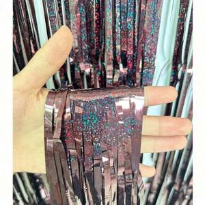 ฉากหลังงานแต่งงาน PVC & ฟอยล์ขนาด 1*2 เมตร ยี่ห้อ A-mazon พร้อมพู่ห้อยประดับตกแต่งแบบเมทัลลิก ผ้าม่านกันฝนสำหรับงานปาร์ตี้ ตกแต่งสำหรับกลับไปโรงเรียน - Product Image 6