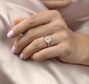 Anillo de Moissanita Redonda Brillante Hecho a Mano, Plata 925, Elegante Anillo de Compromiso, Diseño Brillante para Ocasiones Especiales - Product Image 1