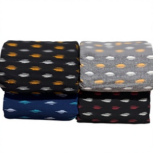 Tela de Algodón Ikat Tejida a Mano con Patrón Geométrico Tradicional, Peso Medio, para Prendas de Mujer - Product Image 1