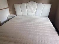 Lit double moderne en cuir nordique avec base pivotante en pin, luxe léger haut de gamme, avec rangement pour chambre à coucher