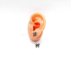 Pendientes de tuerca con forma de araña yunnique, joyería de moda con forma de insecto de acero de titanio para hombres y mujeres - Product Image 4