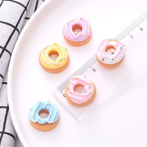 Nuevos dijes de donut con puntos, juguetes de comida en miniatura, accesorios de manualidades DIY para pinzas de pelo - Product Image 4