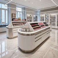 Comptoir de présentation incurvé pour cosmétiques et maquillage, avec finition en acier inoxydable, pour boutique et expérience de vente au détail, taille personnalisée