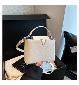 Nouveau <span class=keywords><strong>sac</strong></span> à bandoulière en PU à fermeture éclair, doublure en nylon, imprimé serpent uni, <span class=keywords><strong>sac</strong></span> fourre-tout décontracté d'été avec lettrage - Product Image 6