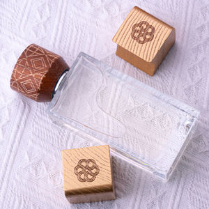 Vietnam WeWood Premium Cierres de botellas de perfume Grabado con láser Tapas de corona multiforma de madera Variedad Tapas de botellas empaquetadas - Product Image 2