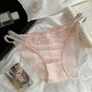 Braguitas de bikini de encaje floral sexy y atrevidas para mujer, de talle bajo y fino, con banda lateral brillante y logo en la cintura. - Product Image 4