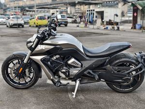 Motocicleta Benda LFC700 de 700cc, 4 Cilindros <span class=keywords><strong>en</strong></span> Línea, ABS+TCS, Frenos Brembo, Estilo Muscle Sport Cruiser, Tamaño Mediano, Alto Rendimiento, Premium - Product Image 4