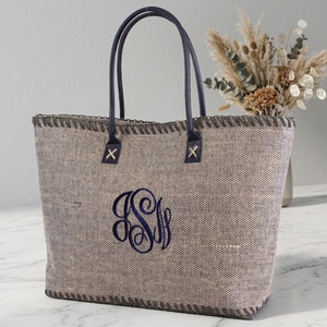 Borsa Tote Personalizzata <span class=keywords><strong>con</strong></span> Monogramma, <span class=keywords><strong>Iniziali</strong></span> <span class=keywords><strong>Ricamate</strong></span> su Misura, Borsa a Spalla in Misto Juta <span class=keywords><strong>con</strong></span> Manici in Pelle e Finitura Cucita a Punto Whipstitch - Product Image 1