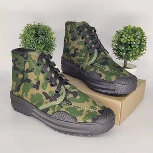 รองเท้าทำงานลายพรางสำหรับผู้ชาย ระบายอากาศได้ดี กันลื่น รองเท้านิรภัย ส้นเตี้ย พื้นยาง รองเท้าฝึกซ้อม สำหรับใช้งานกลางแจ้งในฟาร์ม - Product Image 1