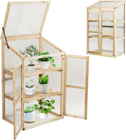 Serre de jardin moderne et écologique avec structure en bois et système de chauffage pour la culture des plantes en toutes saisons