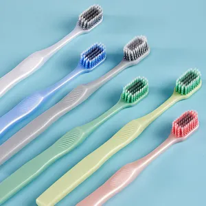 Colorido 0,18mm ultra suave 8011 OEM Etiqueta Privada Tarjeta de suspensión barata cerdas duras medianas fabricante de cepillos de dientes manuales de plástico