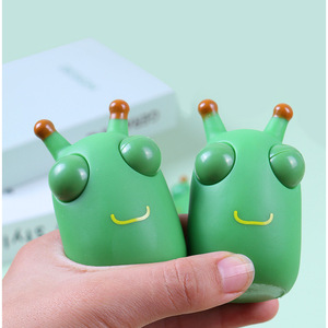 Juguete de Plástico Verde con Ojos Saltones para Apretar, Alivio del Estrés para Niños y Adultos, Juguete Divertido Unisex - Product Image 3
