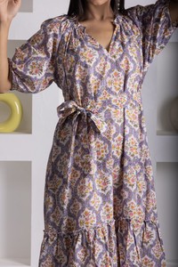 Vestido con estampado Mughal y dobladillo acampanado para mujer, con cuello con volantes en forma de V y cinturón separado para un estilo étnico elegante. - Product Image 6