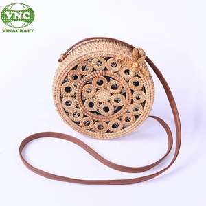 Sac de plage à bandoulière en paille tissée pour femmes Style rotin avec centre en céramique et couverture à motifs Sacs à main élégants - Product Image 4
