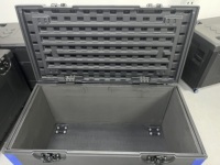 Expédié en kit ; comprend une mousse de protection EVA et un flight case en HDPE avec fermetures à ressort et conception empilable.