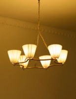 Lustre suspendu en laiton antique à 6 lumières avec abat-jour en tissu plissé blanc