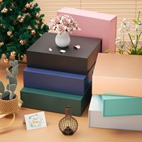 Boîte cadeau personnalisable de luxe en carton ondulé bordeaux, grand format, avec logo en relief, laminage mat, recyclable, fermeture magnétique pliable