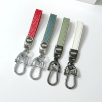 Porte-clés de luxe matelassé en cuir PU avec mousqueton en alliage de zinc, fermoir mousqueton, gaufré, style rétro, élégant, pour homme