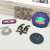 Etiquettes de vêtement personnalisées logo 3D haute fréquence en relief souple holographique imprimé en couleur vêtements TPU patchs d'équipe de football